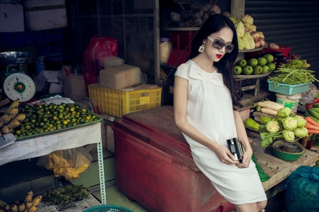 Hương Giang xuất hiện nổi bật chợ Bến Thành trong các mẫu váy của NTK Huy Trần.